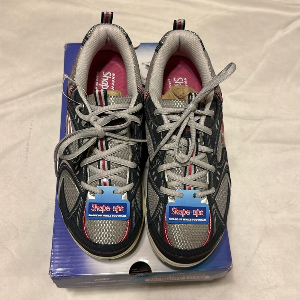 Skechers D’lites shape-ups with air cooled memory foam, size 7
